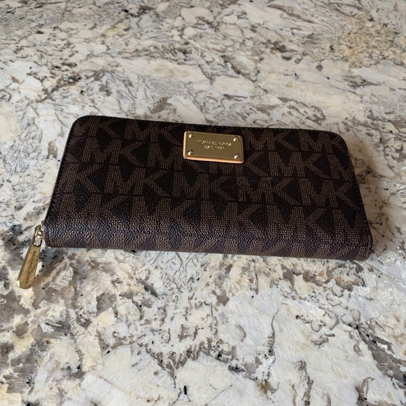 Michael Kors Large Jet Set Travel Logo Wallet EUC - Picture 8 of 13